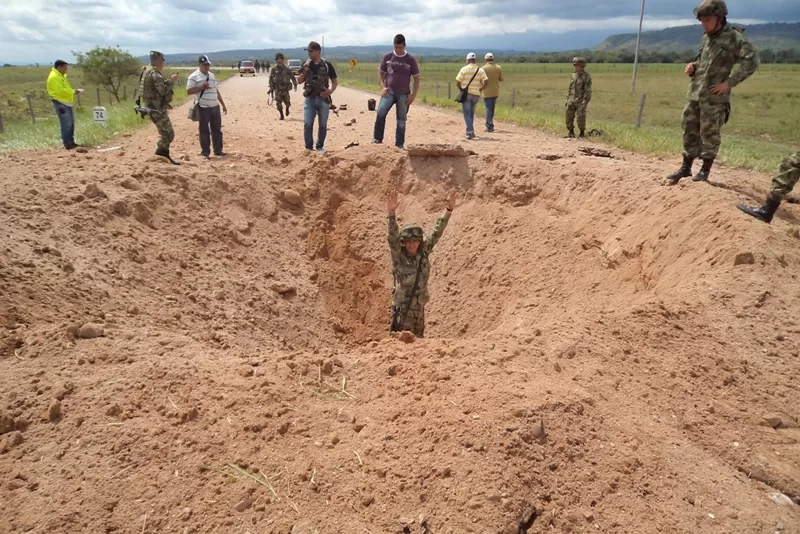Un cráter de más de un metro de profundidad dejó la explosión de 80 kilos de anfo instalados en al vía Tame - Fortul por guerrilleros del eln.
